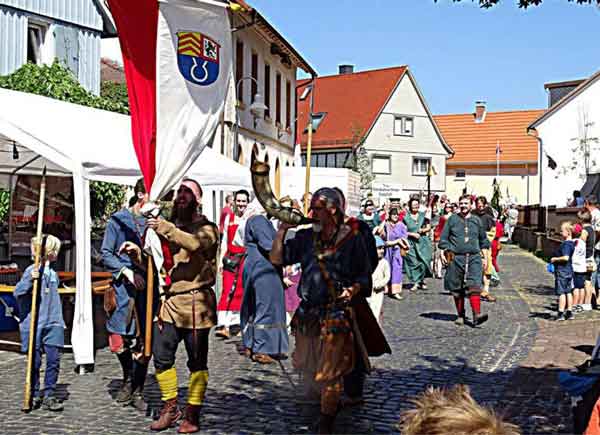 Mittelaltergruppen beim Festumzug (Bild: Simonis)