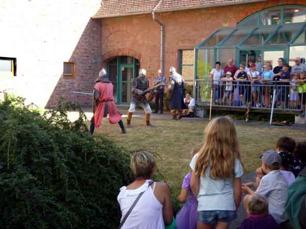 Schaukampf am Gemeindehaus Bild Dirk DIehl